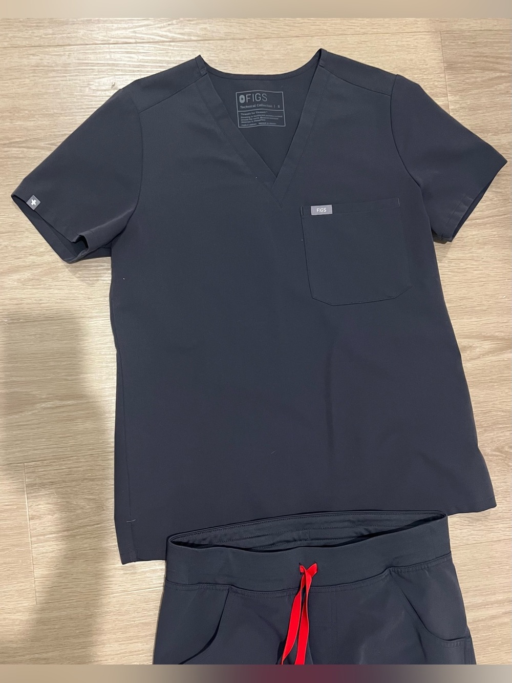Figs Woman’s Gray V-Neck Scrub Top and Bottom with Pocket. Technical Collection.